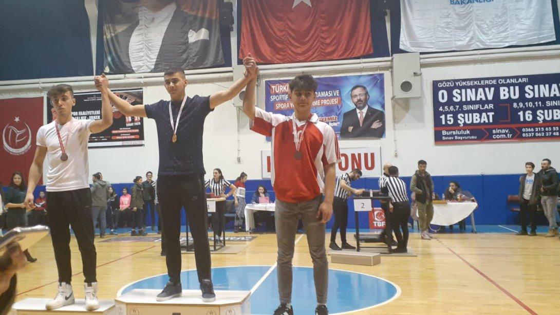 Araç Mesleki ve Teknik Anadolu Lisesi Bilek Güreşi Turnuvasında İl İkinciliği ve İl Üçüncüsü derecesi elde etti.