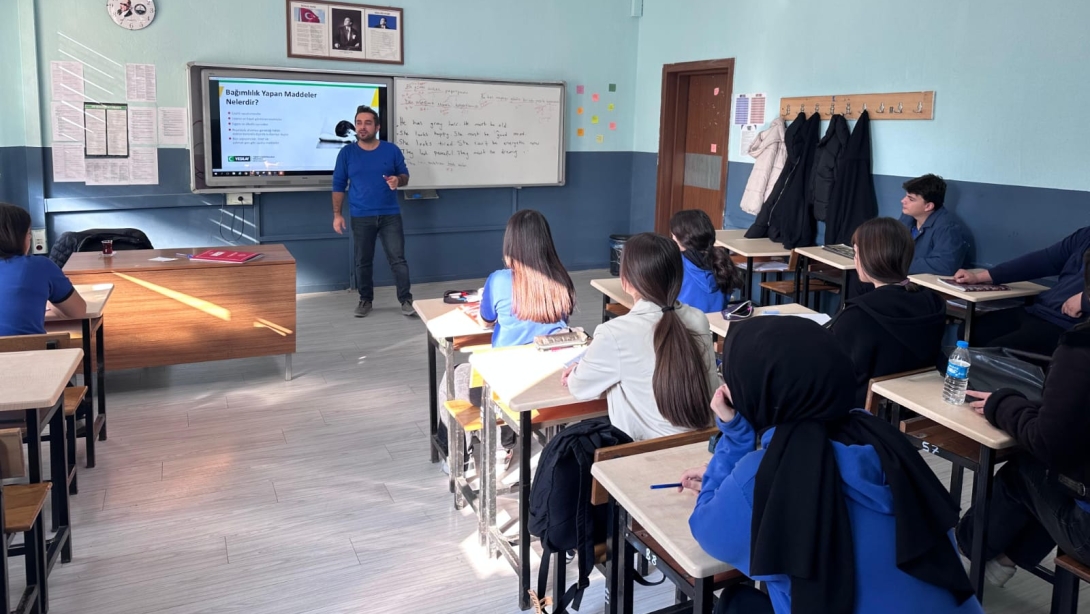 Araç Çok Programlı Anadolu Lisesinde Bağımlılıkla Mücadele Eğitimi Düzenlendi